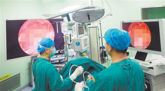 如果肺結(jié)節(jié)有惡性征象或持續(xù)增大，手術(shù)切除結(jié)節(jié)活檢是首選治療方法。