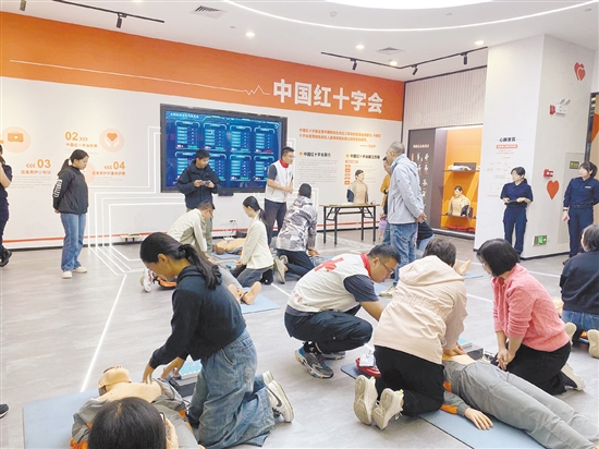 移交AED后，江海區(qū)紅十字會還開展培訓(xùn)，提升相關(guān)人員的應(yīng)急救護(hù)能力。