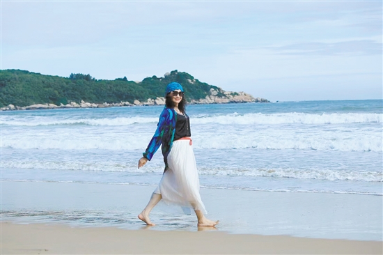 馮碧珍在汕頭南澳島旅游。