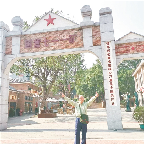 周忠東熱衷紅色旅游。