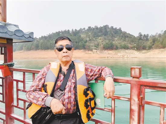 何華晃在外旅游，投身大自然的懷抱。