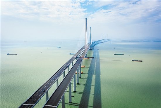 黃茅?？绾Ｍǖ榔鹩谥楹Ｊ懈邫诟蹍^(qū)，東連鶴港高速可直達港珠澳大橋，與高欄港高速、珠海機場高速、江珠高速相接，西經(jīng)崖門口跨黃茅海，穿越臺山廣海灣片區(qū)，連接西部沿海高速、新臺高速，可直達陽江、粵西腹地。