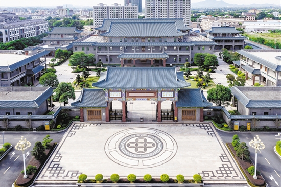 大江鎮(zhèn)是首個被中國家具協(xié)會授予“中國傳統(tǒng)家具專業(yè)鎮(zhèn)”稱號的鎮(zhèn)街，擁有傳統(tǒng)家具企業(yè)200多家，從業(yè)人員超5000名。