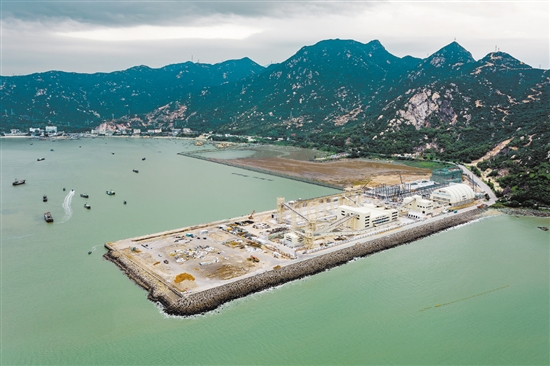 廣海灣港區(qū)布局銅鼓灣、魚塘灣、長沙灣三個作業(yè)區(qū)，年通過能力達1.85億噸。圖為魚塘灣作業(yè)區(qū)碼頭和物流中心建設正加快建設。