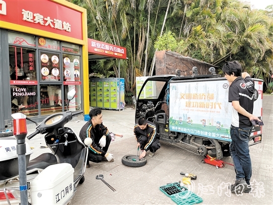 騎手小哥在新業(yè)態(tài)服務(wù)互助點就能完成電動車檢修。