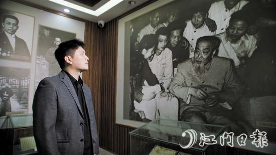 陳浩寧通過(guò)圖片了解陳垣先生的生平事跡、卓越成就。