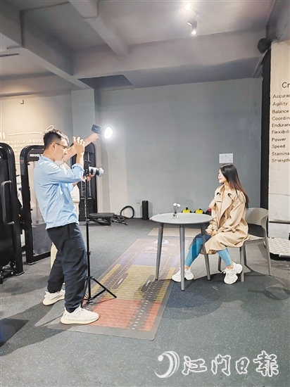 短視頻以其短小精悍、易于分享的特點(diǎn)，正成為快速吸引流量的“利器”。圖為商家在拍攝短視頻。