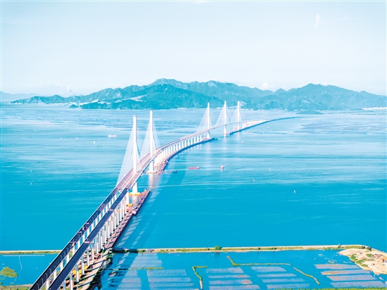 鳥瞰視角下的高欄港大橋（近）和黃茅海大橋（遠(yuǎn)）。