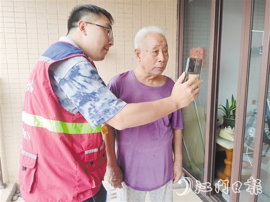 老年人在志愿者幫助下與親人視頻通話。
