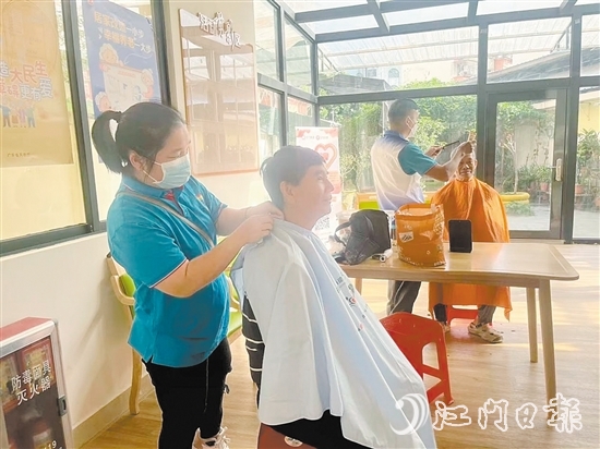 江南街道聯(lián)合社工機構開展義剪活動。