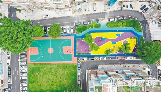 改造后的麗苑社區(qū)環(huán)境更好了，居民健身、娛樂(lè)有了更多“選項(xiàng)”。