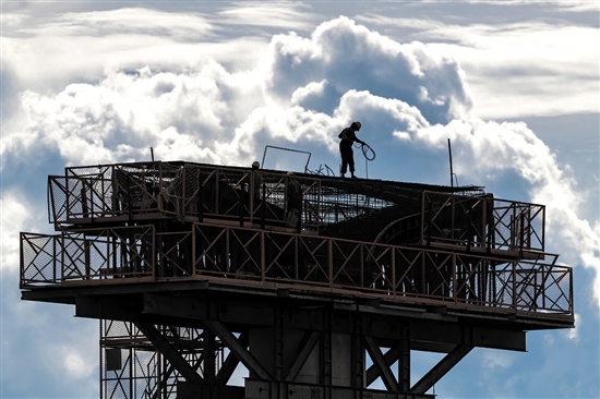 建設(shè)者在云海之下用雙手筑建“海上長(zhǎng)龍”。