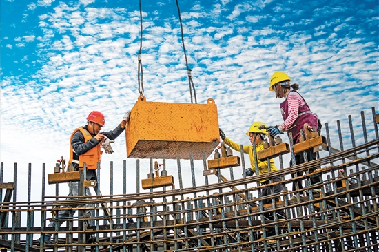 建設(shè)者們齊心協(xié)力，奮力沖刺建設(shè)關(guān)鍵節(jié)點(diǎn)。