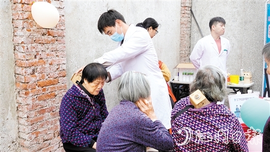 村民在中醫(yī)集市可以體驗(yàn)刮痧、艾灸、拔罐等中醫(yī)療法。