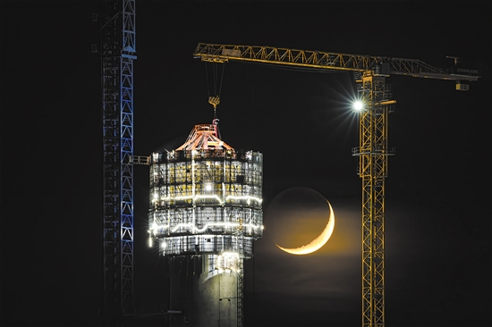 與月牙比“高”的海上索塔。