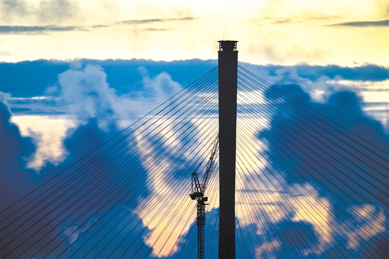 高聳入云的索塔劃破天際。