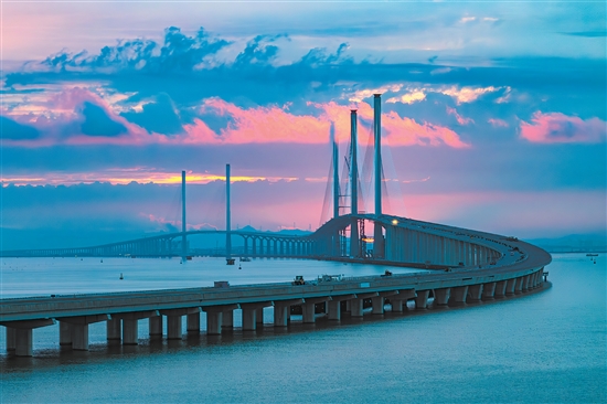 此起彼伏的“海上長龍”與落日相映成輝。