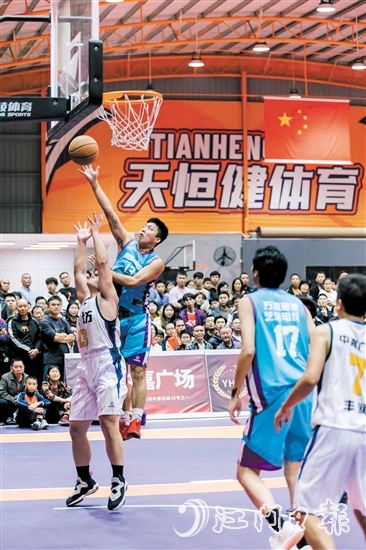 場上球員對抗激烈，場下觀眾看得目不轉(zhuǎn)睛。