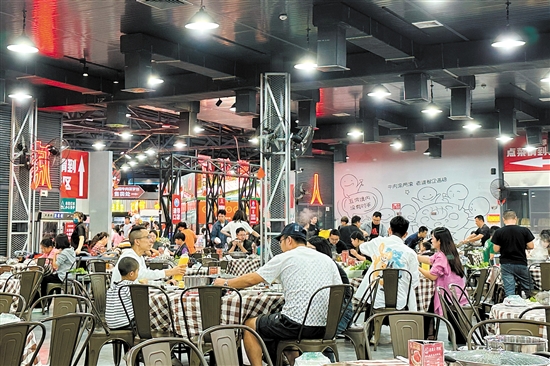 五洞牛肉吸引八方游客前來(lái)品嘗。