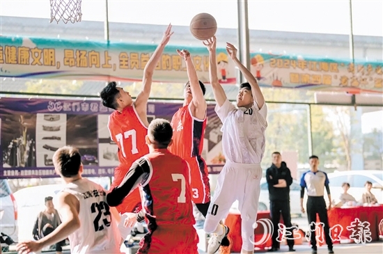 球員在賽事收官戰(zhàn)中拼盡全力、賽出風(fēng)采。