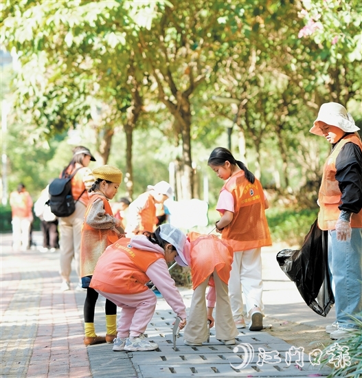 江門(mén)市范羅岡小學(xué)家長(zhǎng)志愿服務(wù)隊(duì)通過(guò)“大手拉小手”的形式，在范羅岡小學(xué)濱江校區(qū)周邊開(kāi)展全方位清潔巡查。