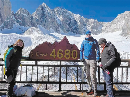 Jesse（右二）腿部骨折手術(shù)50天后，登上了玉龍雪山海拔4680米處。