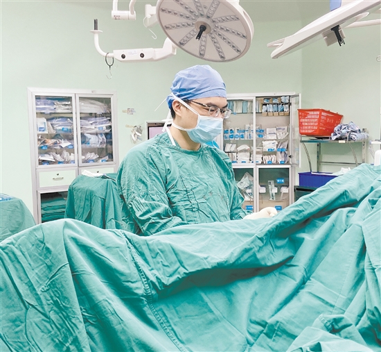 創(chuàng)傷骨科亞?？漆t(yī)生為患者施行手術(shù)。
