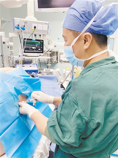 醫(yī)生為孕婦進(jìn)行麻醉。