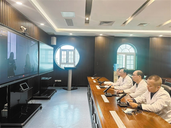 專家通過遠(yuǎn)程醫(yī)療為患者問診。