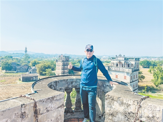 來自福建泉州的林先生跑完江門馬拉松賽后，到江門開平自力村碉樓群游玩。