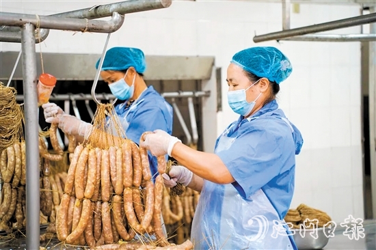 工人們正在制作禮樂臘味。邱昱