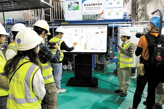 12月18日，江門中微子實驗項目經(jīng)理王貽芳院士（右二）和科研人員一起啟動液體灌注。