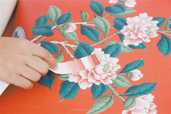 調(diào)色師在比對(duì)顏色，差一點(diǎn)都不行。