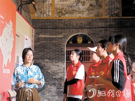 “行走中的黨課”讓學習形式“活”起來、“動”起來、“熱”起來。圖為黨員到南村村參觀學習。