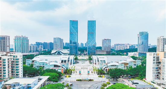 江門不斷優(yōu)化營商環(huán)境，吸引更多澳門項目前來落戶。圖為江門繁榮的商業(yè)圈。