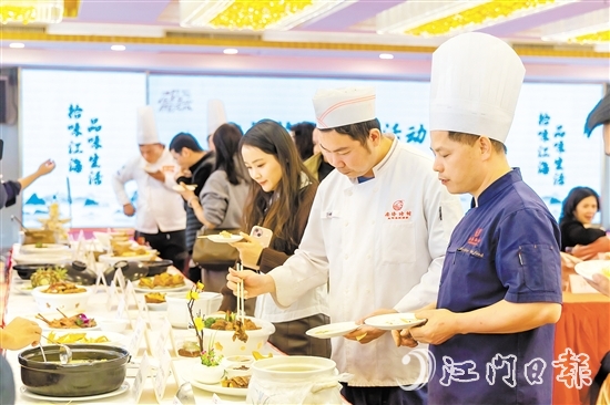 評委們用專業(yè)的味蕾去感受每一道菜的獨特風(fēng)味。受訪者供圖