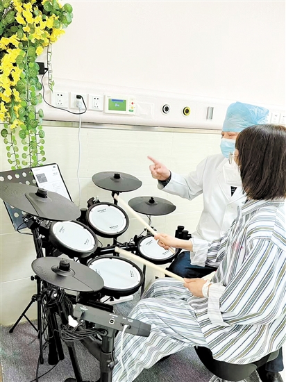 通過樂器互動增進(jìn)患者與醫(yī)護(hù)人員的溝通，幫助患者釋放情緒。