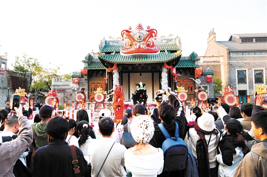 江門精彩的民俗演出吸引眾多游客。