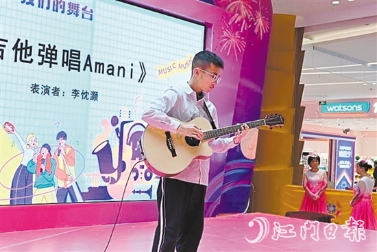 吉他手為觀眾帶來彈唱表演。