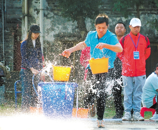 男子抗旱保苗比賽最激烈，選手提著水桶向前沖，既要快，還要穩(wěn)。