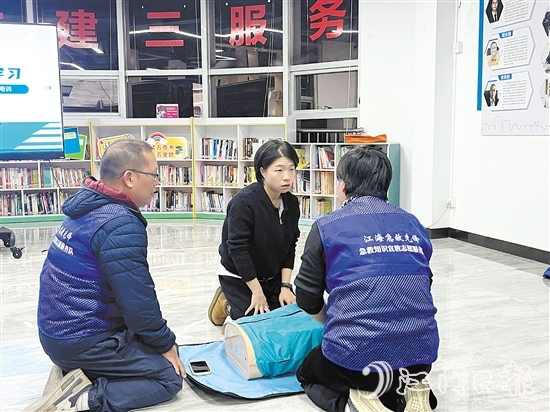 志愿者們利用模擬人進(jìn)行現(xiàn)場演示，并指導(dǎo)居民進(jìn)行實(shí)操訓(xùn)練。