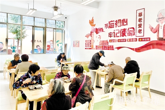長者在甘化社區(qū)居家養(yǎng)老服務(wù)站就餐。