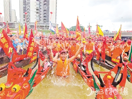 棠下端午龍舟會現(xiàn)場熱鬧非凡。