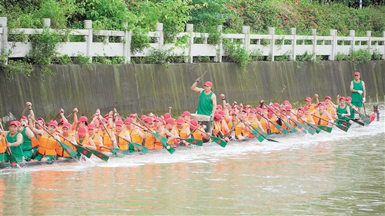 江海區(qū)舉辦端午龍舟競渡活動。