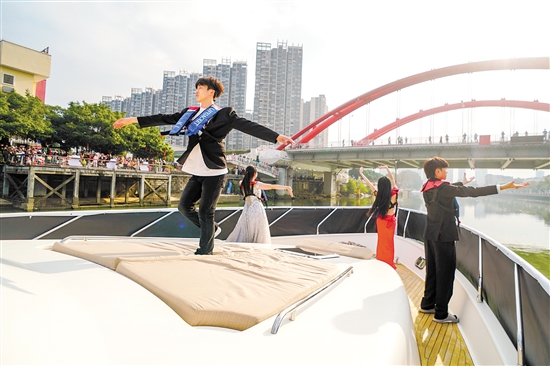 活動(dòng)現(xiàn)場(chǎng)，一艘游艇出現(xiàn)在江門河上，飄出悠揚(yáng)的歌聲，船上的演員身著禮服載歌載舞。郭永樂