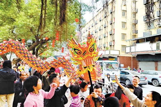 金龍表演受到市民熱捧。