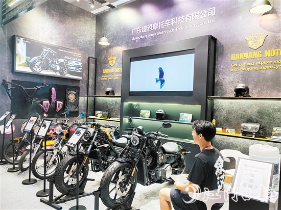 蓬江區(qū)摩托車企業(yè)積極往外拓展市場(chǎng)、尋找出路。圖為第136屆廣交會(huì)上的建雅摩托展位。