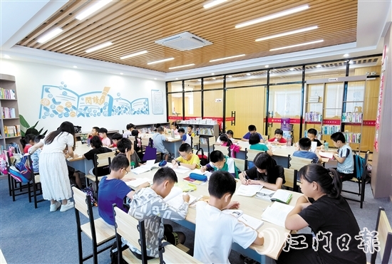 棠下鎮(zhèn)總工會巧用職工書屋豐富職工子女寒暑假托管活動。