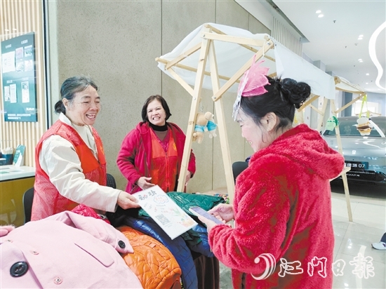 志愿者霞姐的衣物攤位吸引了不少顧客前來選購。