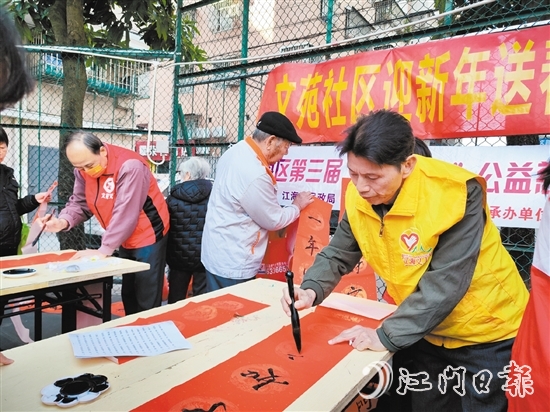 志愿者在攤位上揮毫潑墨。